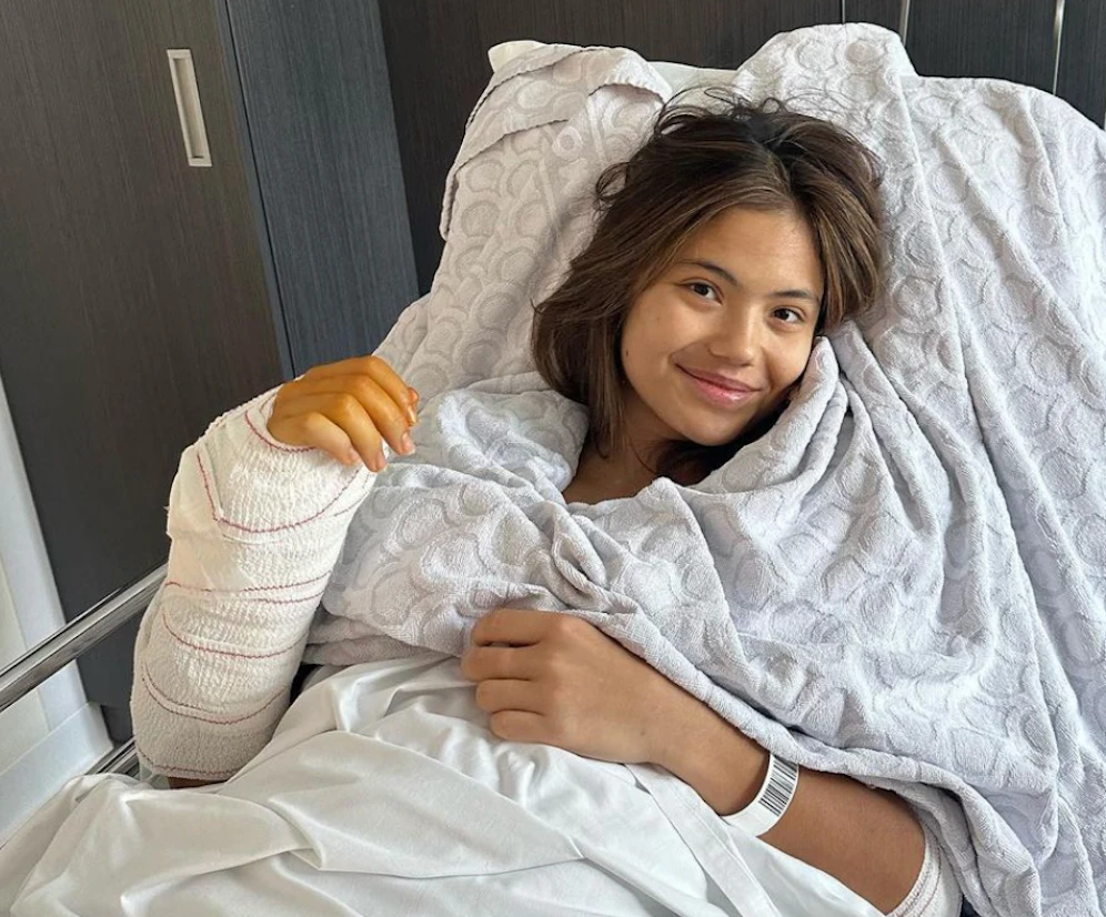 Emma Raducanu nach ihrer Operation.