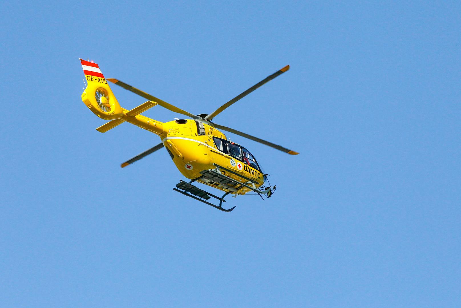 Der 59-jährige Beifahrer musste mit schweren Verletzungen in die Klinik Innsbruck geflogen werden. (Symbolbild)