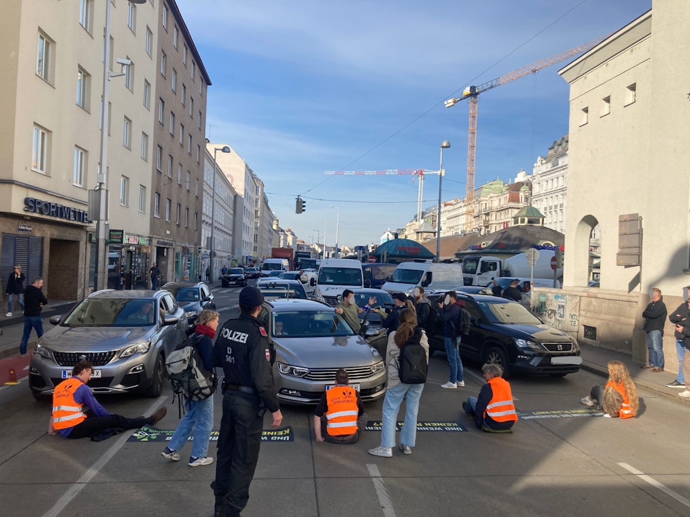 Auch am Freitag blockieren die Klima-Kleber wieder Straßen am mehreren Orten.