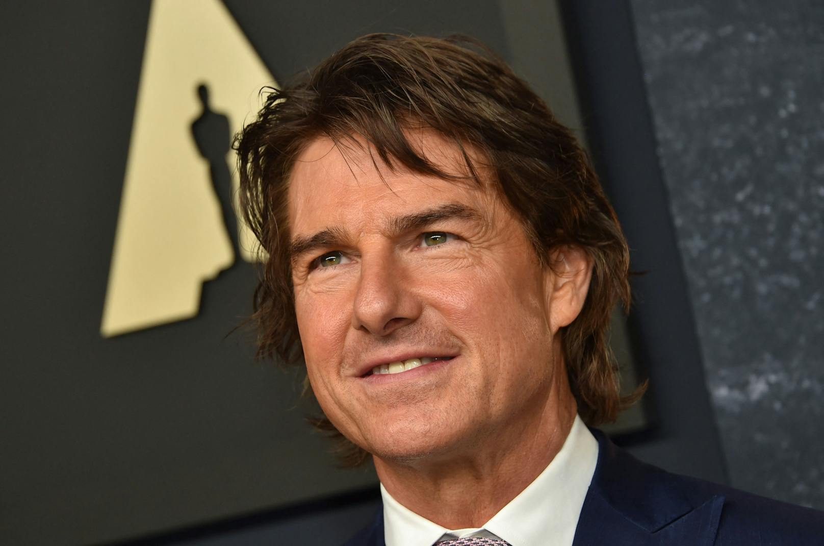 All die Jahre in der Film-Industrie und dennoch scheint Tom Cruise im Schneckentempo zu altern. Der Schauspieler hat seine ewige Jugend einer japanischen Gesichtbehandlung zu verdanken. Für knapp 160 Euro schmiert sich der Mission Impossible-Star unter anderem verarbeitetes Vogelkot in sein Gesicht. 