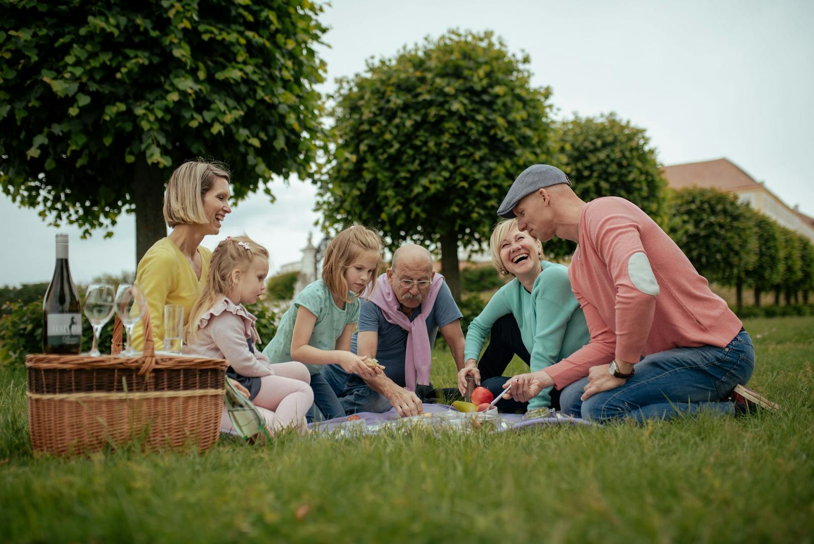 Genuss im Grünen: Ein Picknickkorb kann bei Schloss Hof bestellt werden...