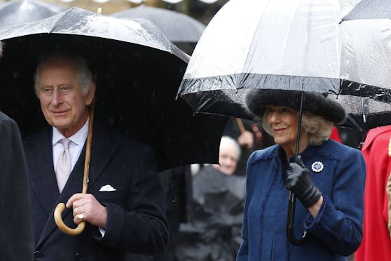 Charles und Camilla werden am Samstag wohl einen Regenschirm benötigen. 