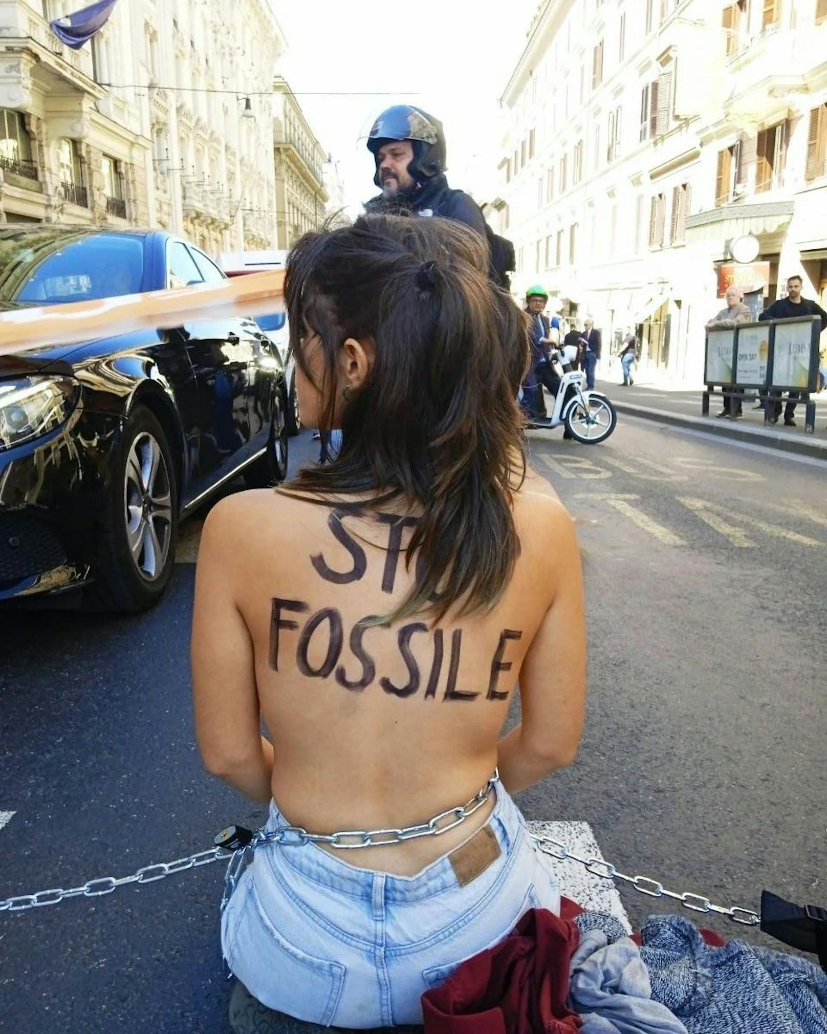 Klimaaktivisten der Letzten Generation blockierten den Straßenverkehr in Rom – oben ohne.
