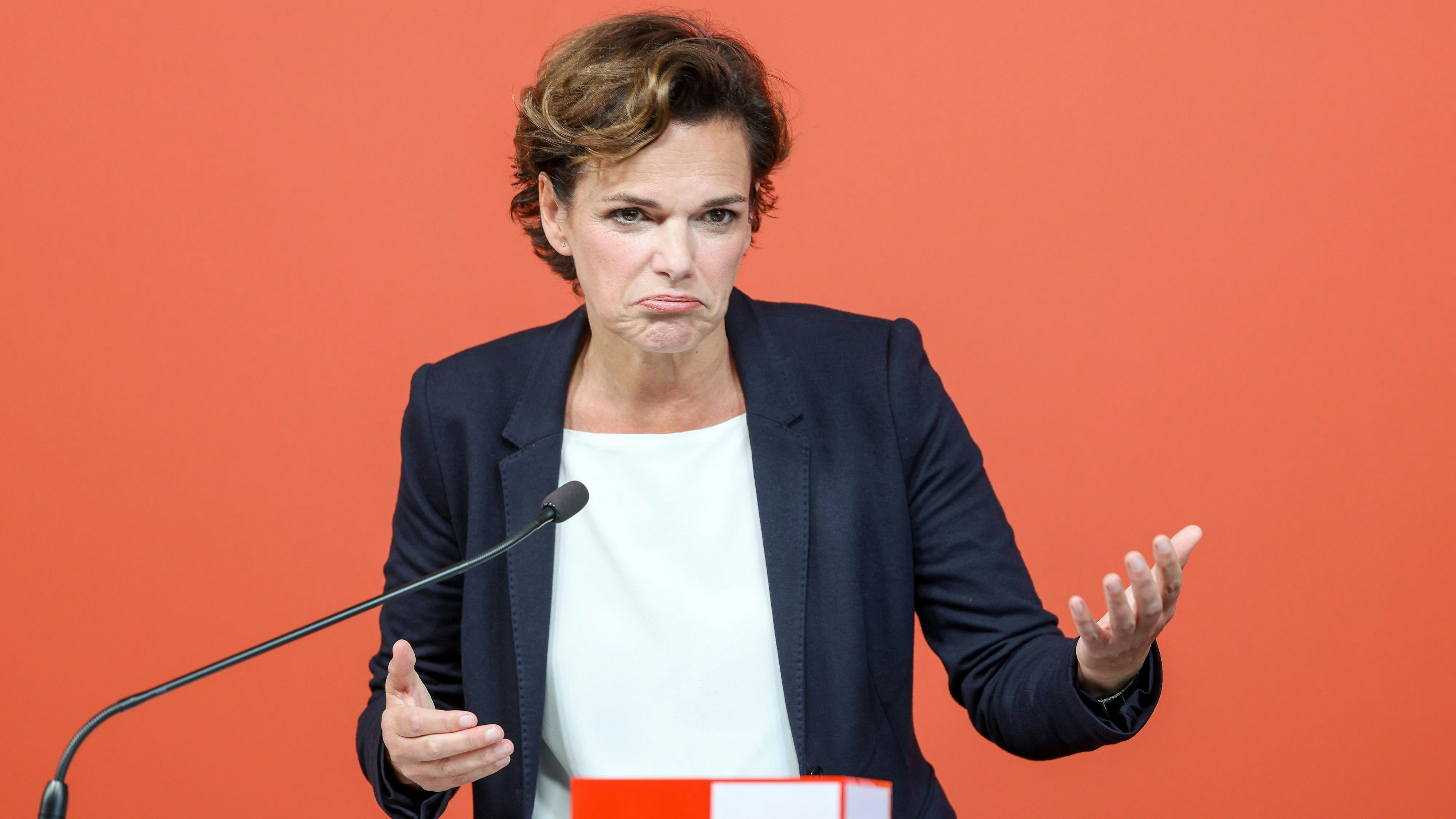 Download von www.picturedesk.com am 05.05.2023 (12:58).  WIEN, OESTERREICH - SEPTEMBER 30: Abgeordnete zum Nationalrat, Klubvorsitzende und Bereichssprecherin fuer Außenpolitik Pamela Rendi-Wagner (SPOe) bei Rotes Foyer - zu Gaspreisdeckel zur Rettung von Wirtschaft und Arbeitsplaetzen im NEOS Parlamentsklub am 30 September, 2022 in Wien, Oesterreich.220930_SEPA_10_011 - 20220930_PD4305 - Rechteinfo: Rights Managed (RM)