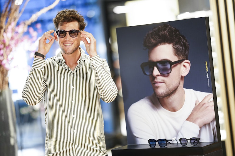 Dominic Thiem präsentiert seine Brillen-Kollektion.