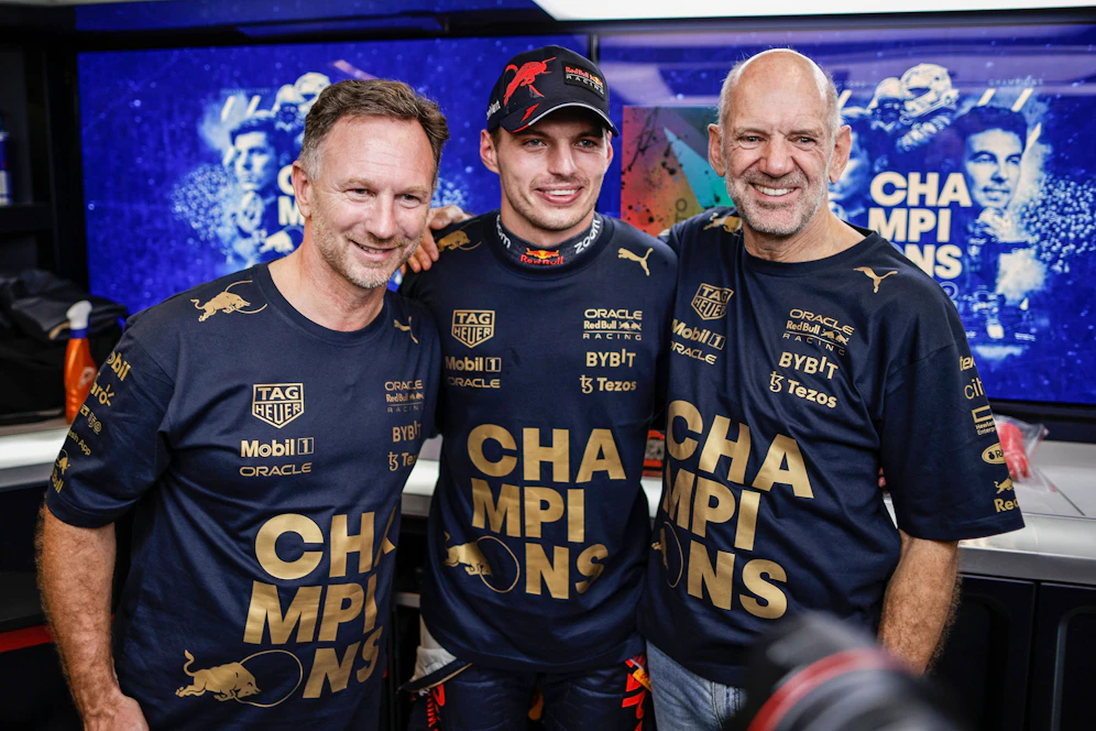 Teamchef Christian Horner, Weltmeister Max Verstappen und Design-Chef Adrian Newey