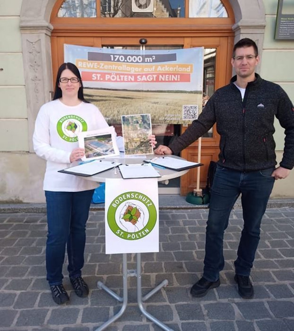 Die Bürgerinitiative sammelt Unterschriften gegen den Zentrallagerbau.