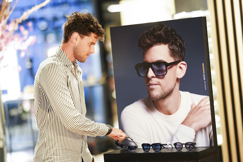 Dominic Thiem präsentiert seine Brillen-Kollektion.