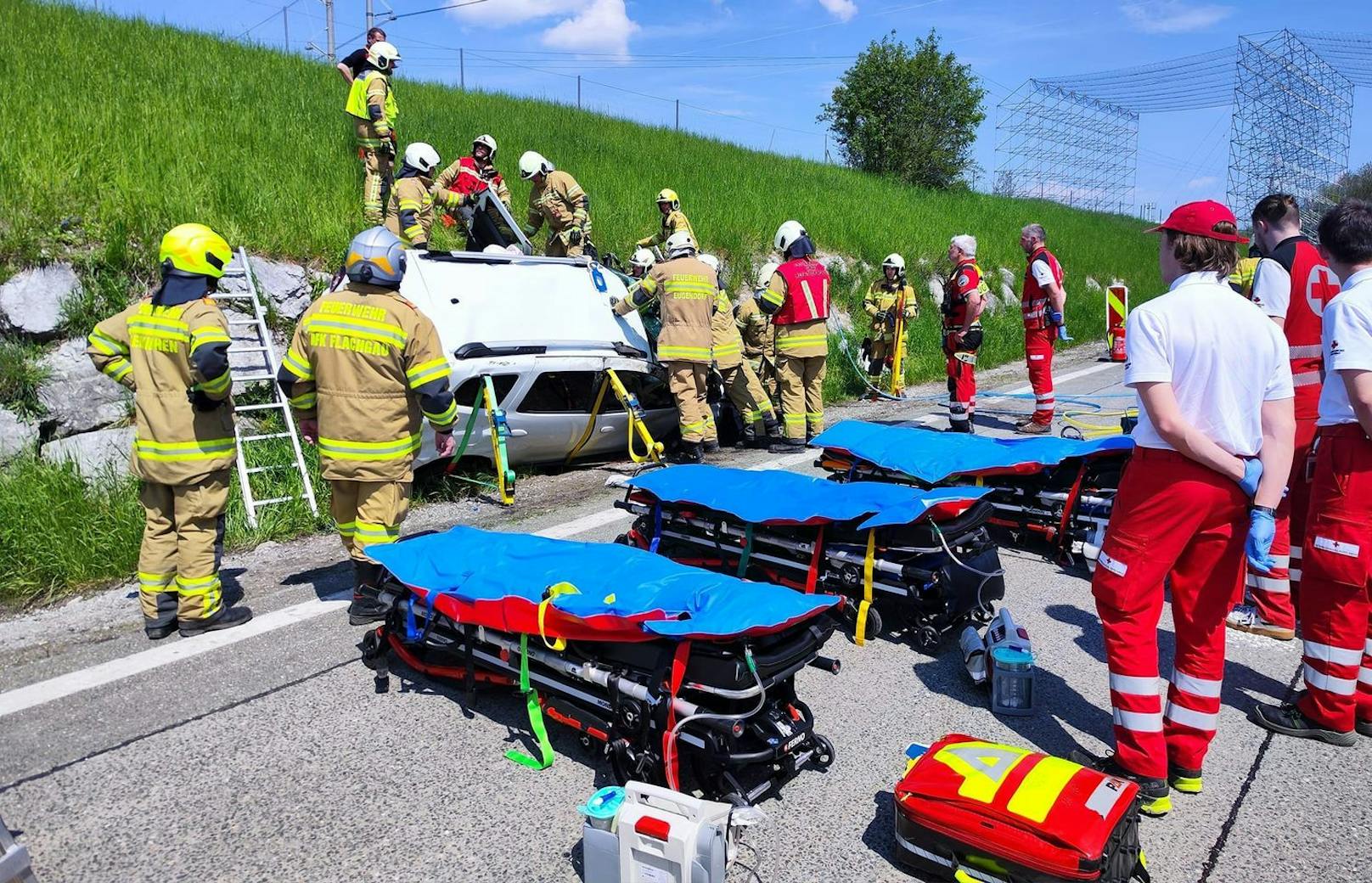 Schwerer Crash – Heli landet auf A1, mehrere Verletzte