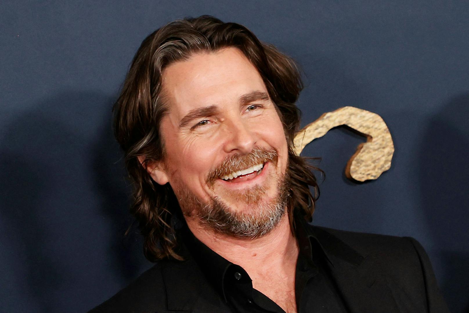 Es kommt zu keiner Überraschung, dass ein begnadeter "Method Acting" Künstler wie Christian Bale in Sache Aberglaube gegen den Strich geht. Er gibt sich nicht nur in seinem Beruf Mühe, sondern auch wenn es darum geht absichtlich unter Leitern zu gehen oder auf rissige Pflastersteine zu treten. 