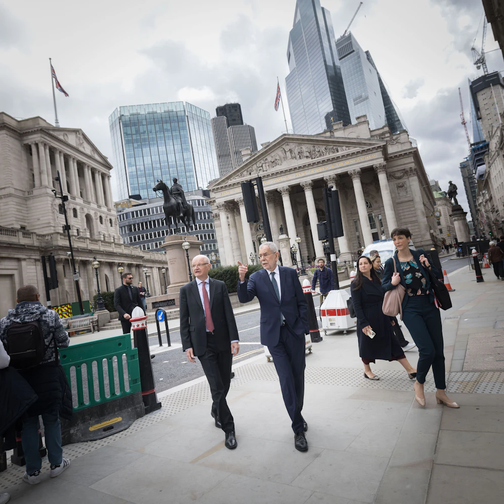 Van der Bellen zur Krönungs-Feier in London gelandet