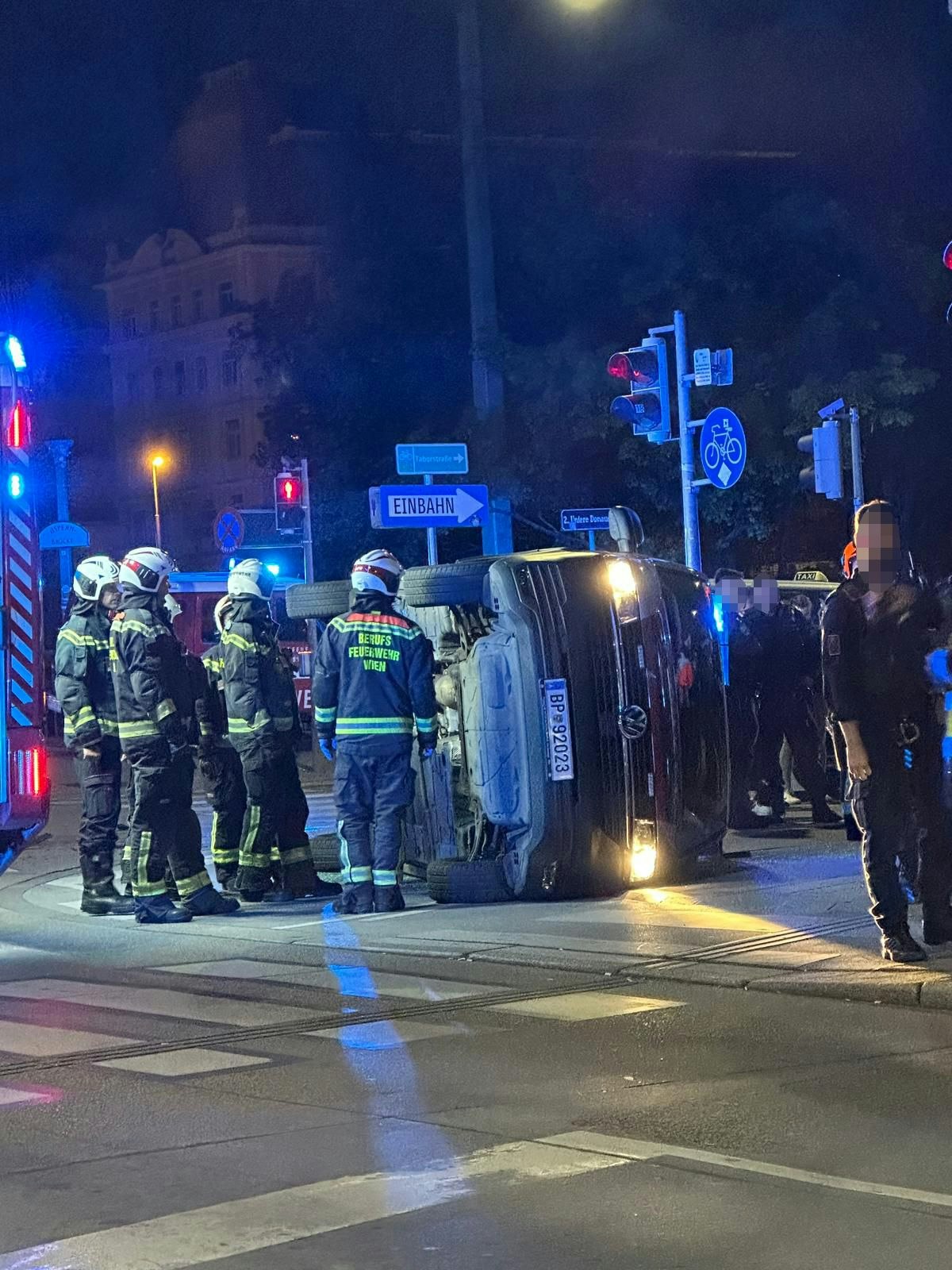 Die Berufsfeuerwehr stellte den Bus auf die Räder und brachte ihn von der Unfallstelle.