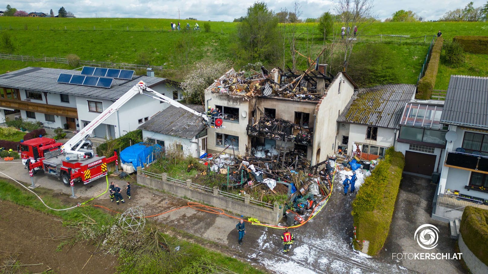In einer Wohnsiedlung in der Ortschaft Rosenau, Gemeinde Seewalchen am Attersee, brach am Freitag um 18:15 Uhr in einem Haus aus bisher unbekannter Ursache ein Brand aus. In dem Gebäude fanden die Einsatzkräfte zwei Tote.