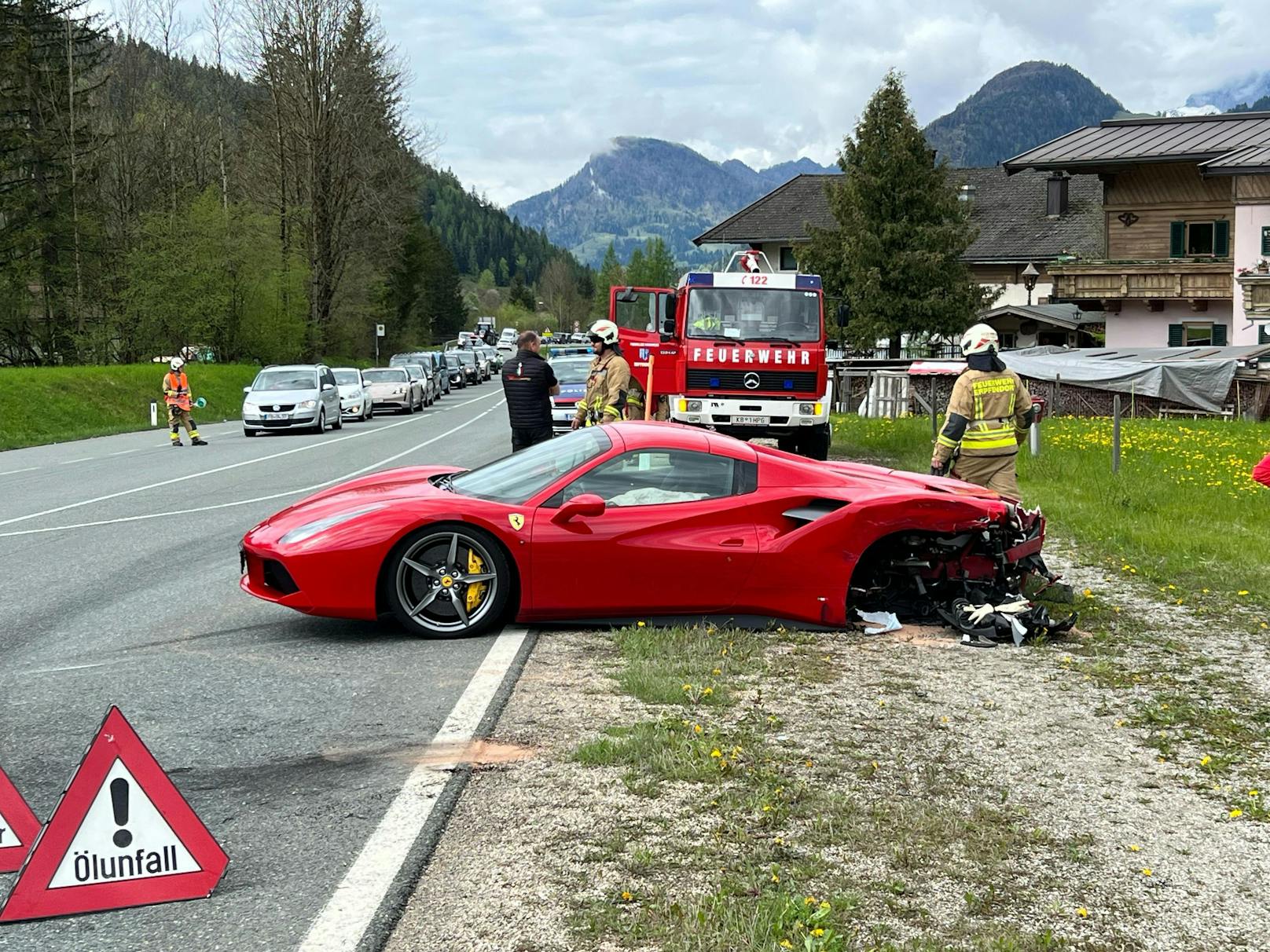 Heftiger Crash! Ferrari bei Unfall in Tirol beschädigt