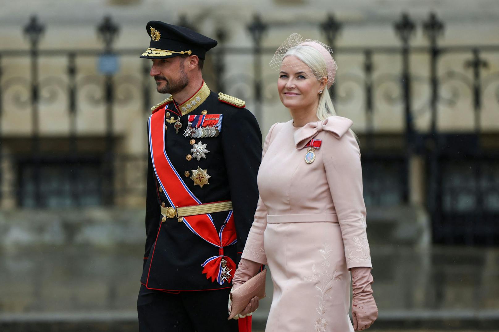 Der norwegische Kronprinz Haakon und Kronprinzessin Mette-Marit zollen King Charles Tribut. 