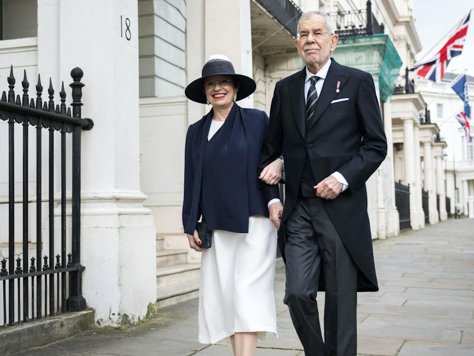 Doris Schmidauer und Bundespräsindent Alexander Van der Bellen kurz vor der Abfahrt zur Krönungszeremonie von König Charles III. in London am Samstag.