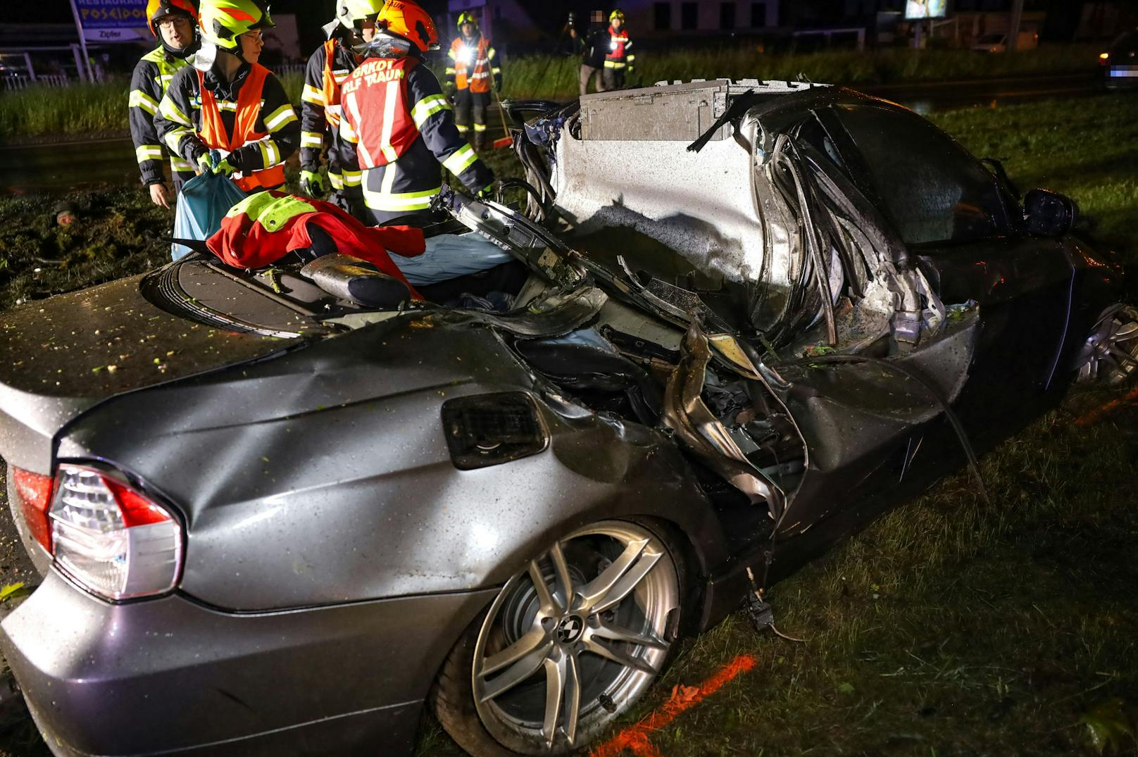 Ein schwerer Verkehrsunfall hat sich in der Nacht auf Samstag auf der B1 Wiener Straße bei Traun (Bezirk Linz-Land) ereignet. Ein Auto ist dabei gegen einen Baum und einen Oberleitungsmast gekracht.