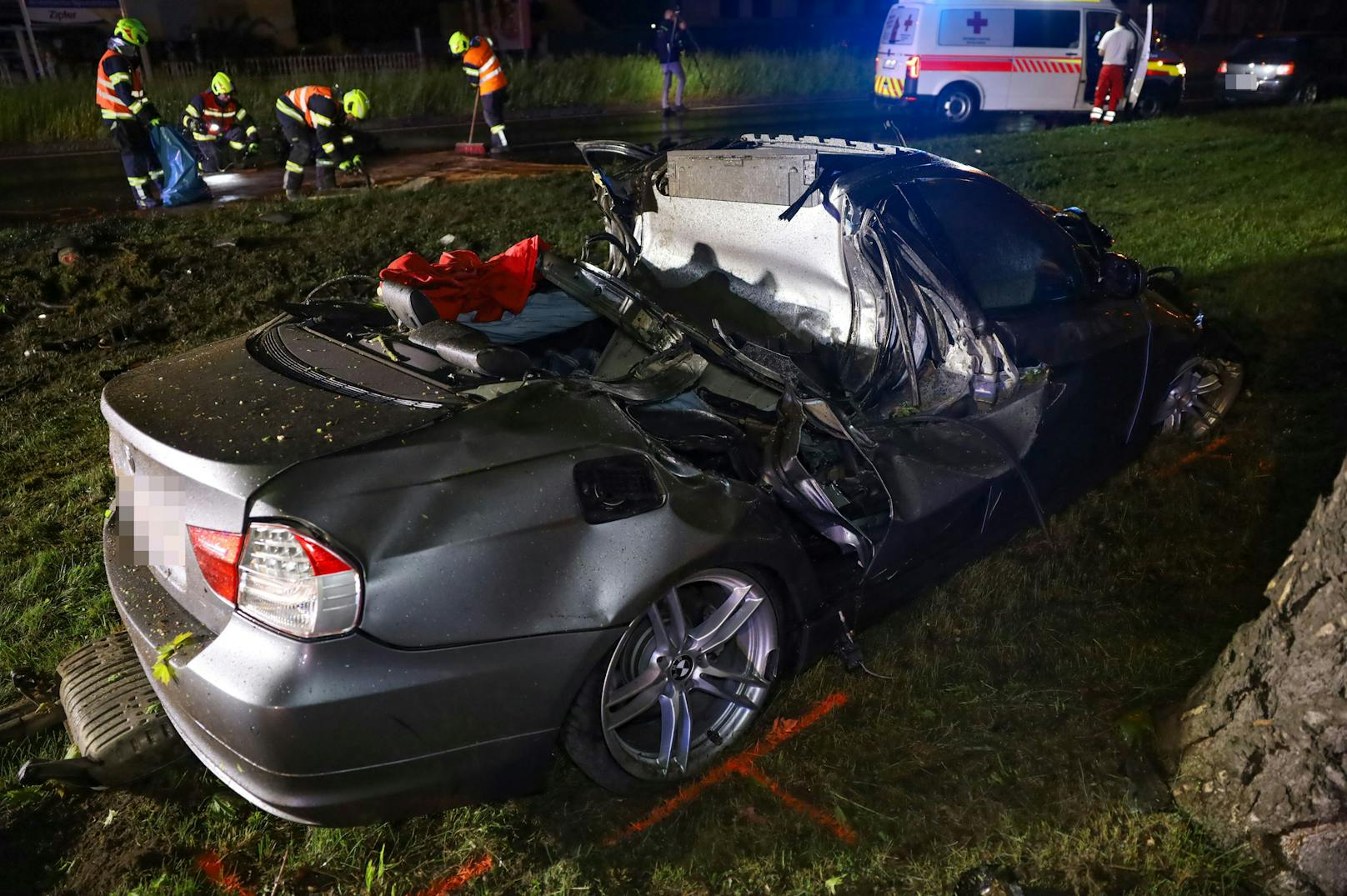 Ein schwerer Verkehrsunfall hat sich in der Nacht auf Samstag auf der B1 Wiener Straße bei Traun (Bezirk Linz-Land) ereignet. Ein Auto ist dabei gegen einen Baum und einen Oberleitungsmast gekracht.