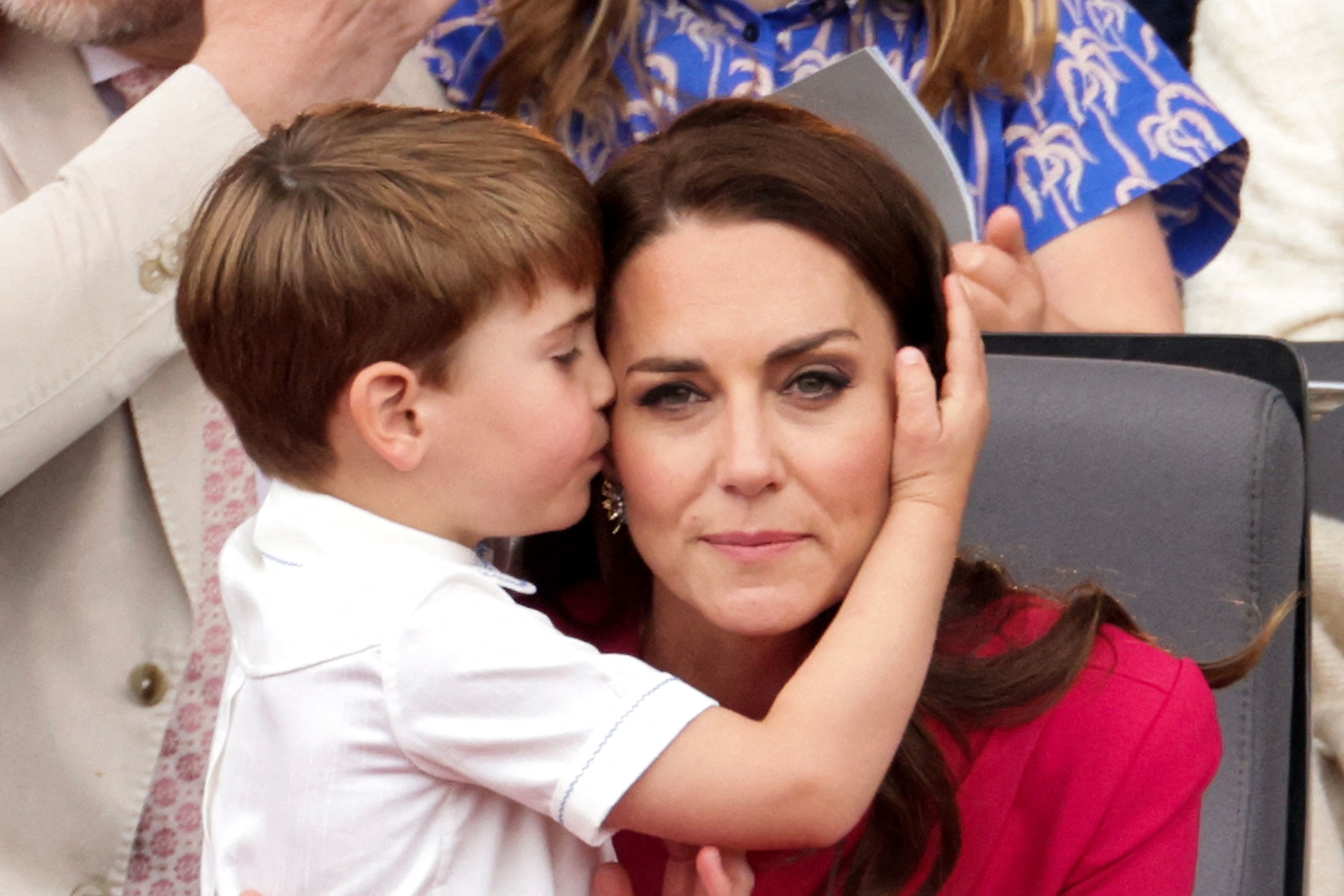 Download von www.picturedesk.com am 06.05.2023 (09:04).  TOPSHOT - Britain's Catherine, Duchess of Cambridge, (R) is huged by her son Britain's Prince Louis of Cambridge (L) during the Platinum Pageant in London on June 5, 2022 as part of Queen Elizabeth II's platinum jubilee celebrations. - The curtain comes down on four days of momentous nationwide celebrations to honour Queen Elizabeth II's historic Platinum Jubilee with a day-long pageant lauding the 96-year-old monarch's record seven decades on the throne. (Photo by Chris Jackson / POOL / AFP) - 20220605_PD13182 - Rechteinfo: Rights Managed (RM) Nur für redaktionelle Nutzung! Werbliche Nutzung erfordert Freigabe: bitte schicken Sie uns eine Anfrage.