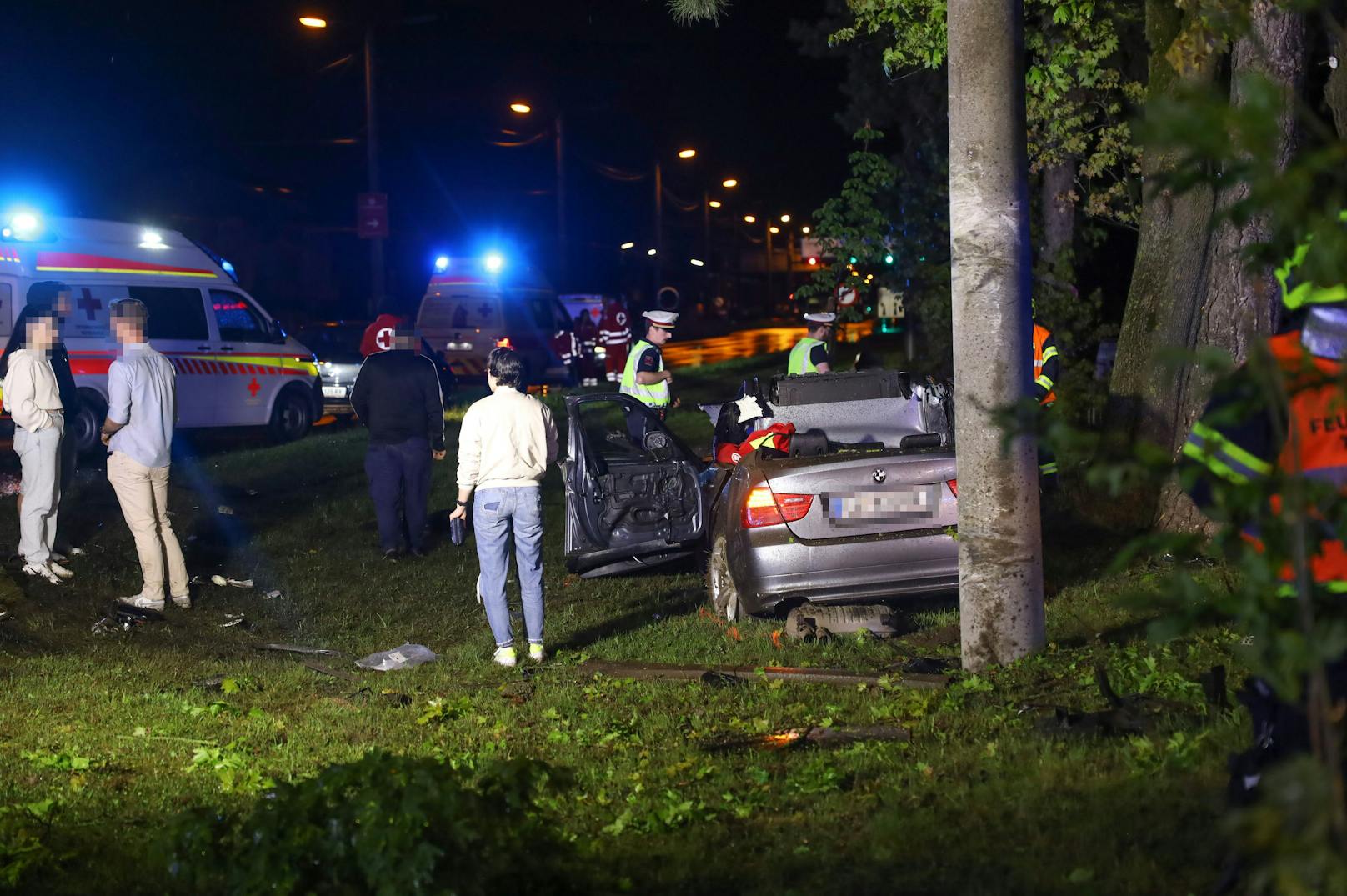 Ein schwerer Verkehrsunfall hat sich in der Nacht auf Samstag auf der B1 Wiener Straße bei Traun (Bezirk Linz-Land) ereignet. Ein Auto ist dabei gegen einen Baum und einen Oberleitungsmast gekracht.