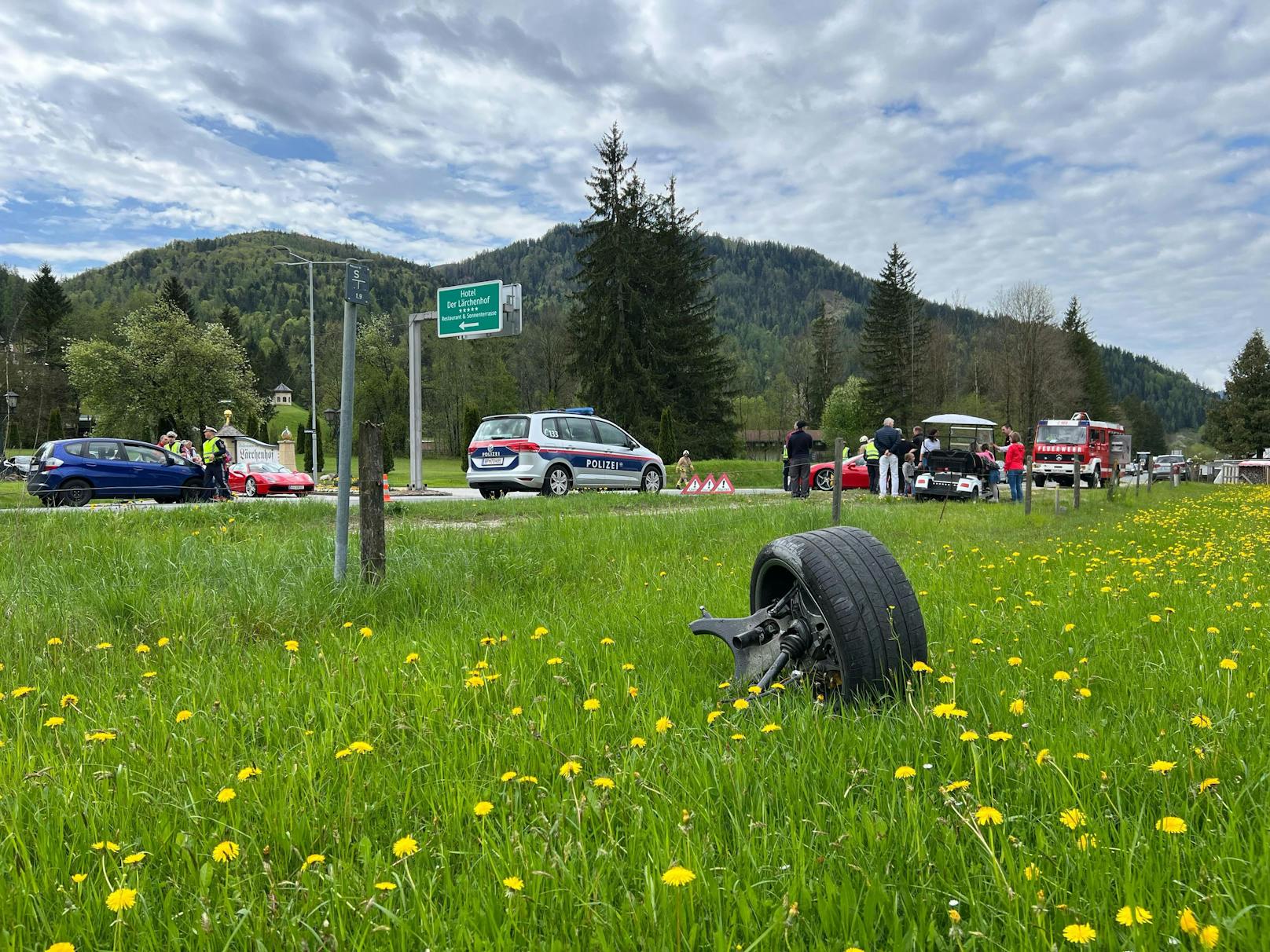 Die 66-jährige Österreicherin wurde mit leichten Verletzungen in das Krankenhaus nach St. Johann/T eingeliefert. Der 42-jährige Fahrzeuglenker zog sich ebenfalls leichte Verletzungen zu. Während der Unfallaufnahme war die B178 im Bereich der Unfallstelle nur einspurig befahrbar.