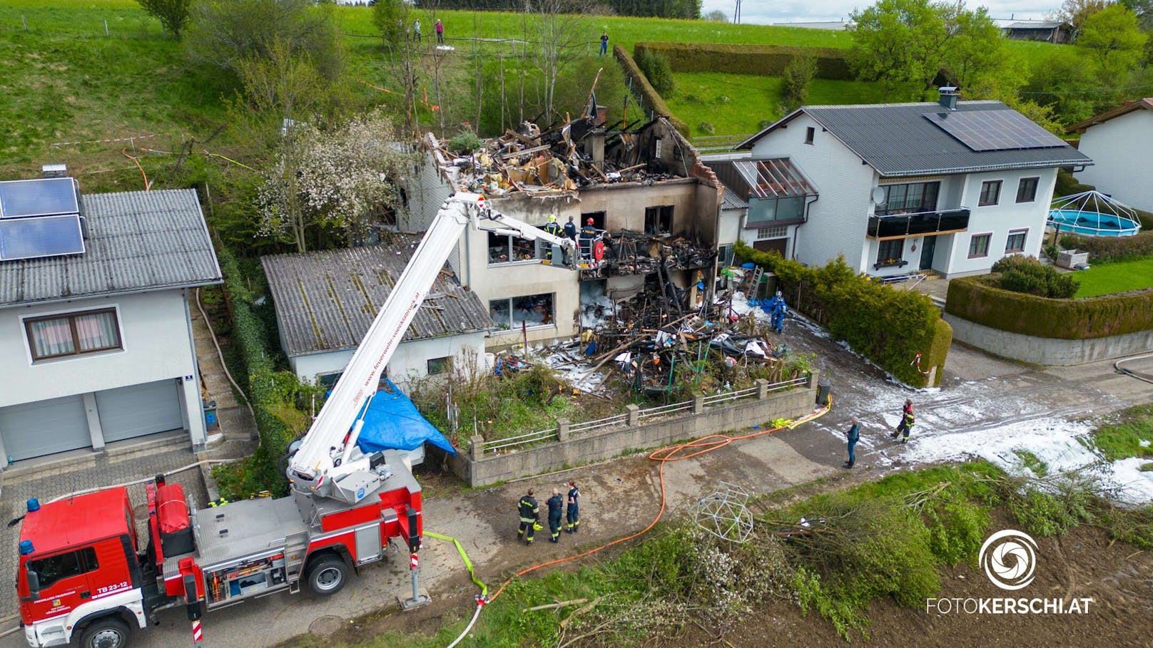 In einer Wohnsiedlung in der Ortschaft Rosenau, Gemeinde Seewalchen am Attersee, brach am Freitag um 18:15 Uhr in einem Haus aus bisher unbekannter Ursache ein Brand aus. In dem Gebäude fanden die Einsatzkräfte zwei Tote.