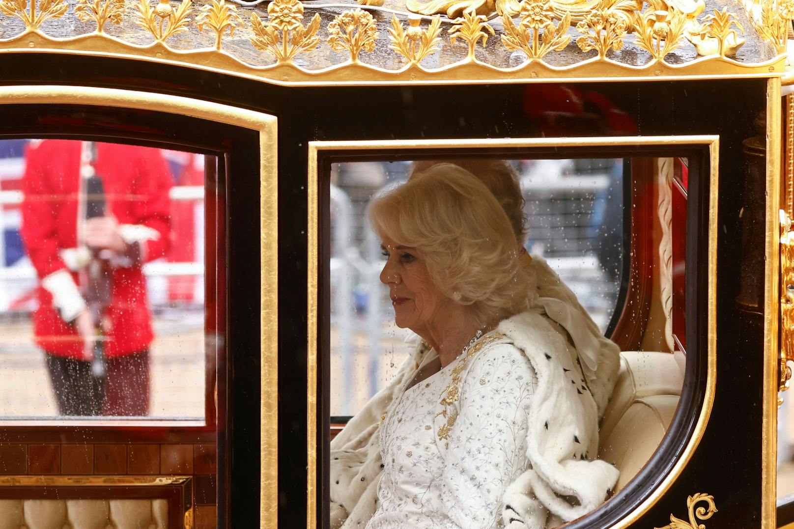 Queen Camilla an der Seite von Charles in der goldenen Krönungskutsche am Weg zur Westminster Abbey. 
