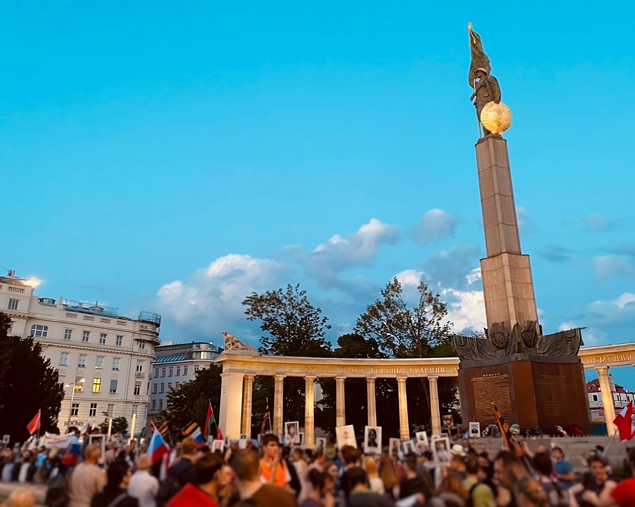 Eine Gedenkversammlung zum Tag des Sieges in Europa – der ukrainische Botschafter in Wien würde der russischen Community diese gern verbieten. 