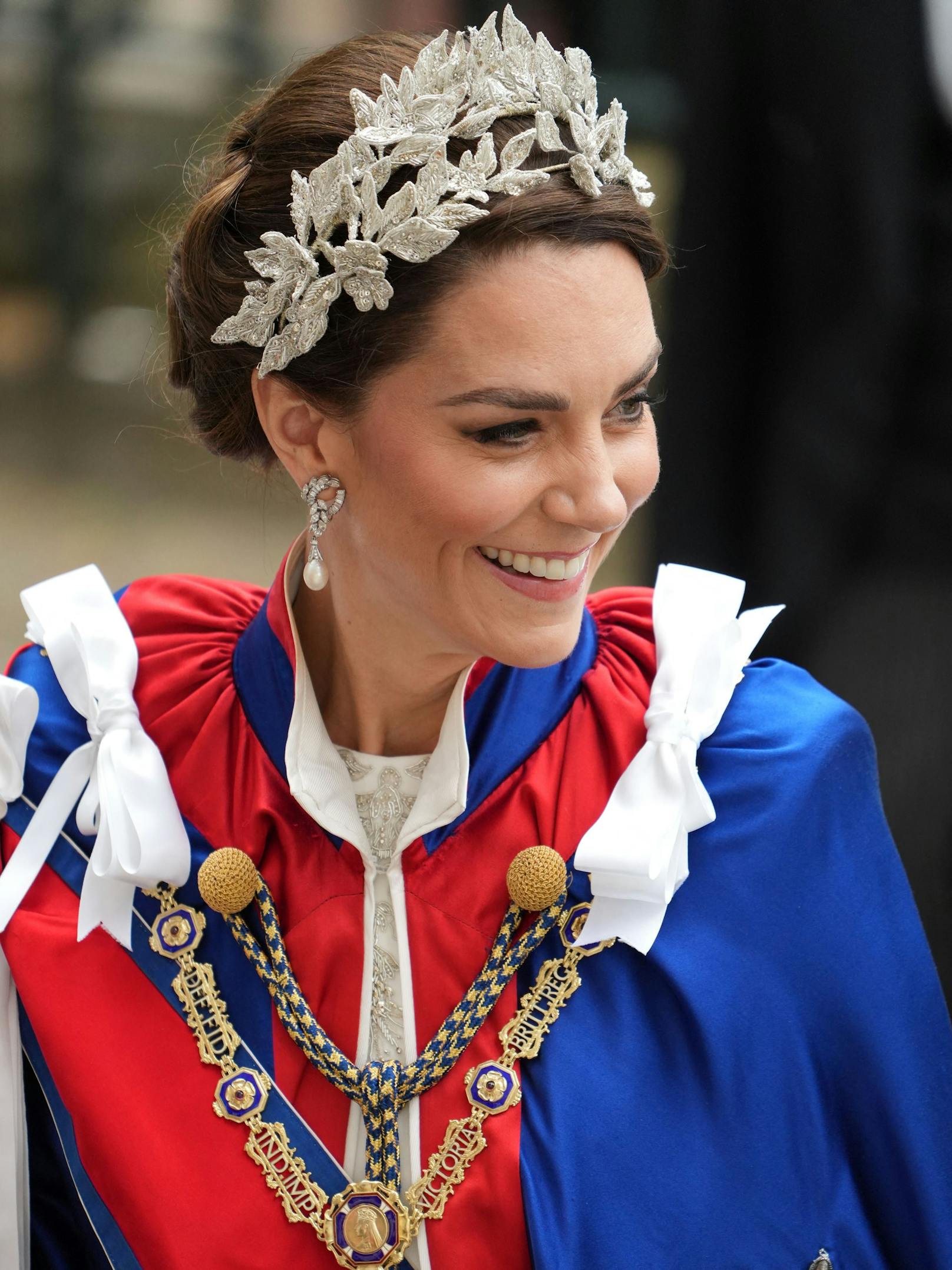 Prinzessin Kate begeisterte mit ihrem Look. Sie trug zu ihrer festlichen Robe Ohrringe der verstorbenen Lady Diana. Ihre Tiara war im Gegensatz dazu nicht mit Diamanten besetzt.&nbsp;