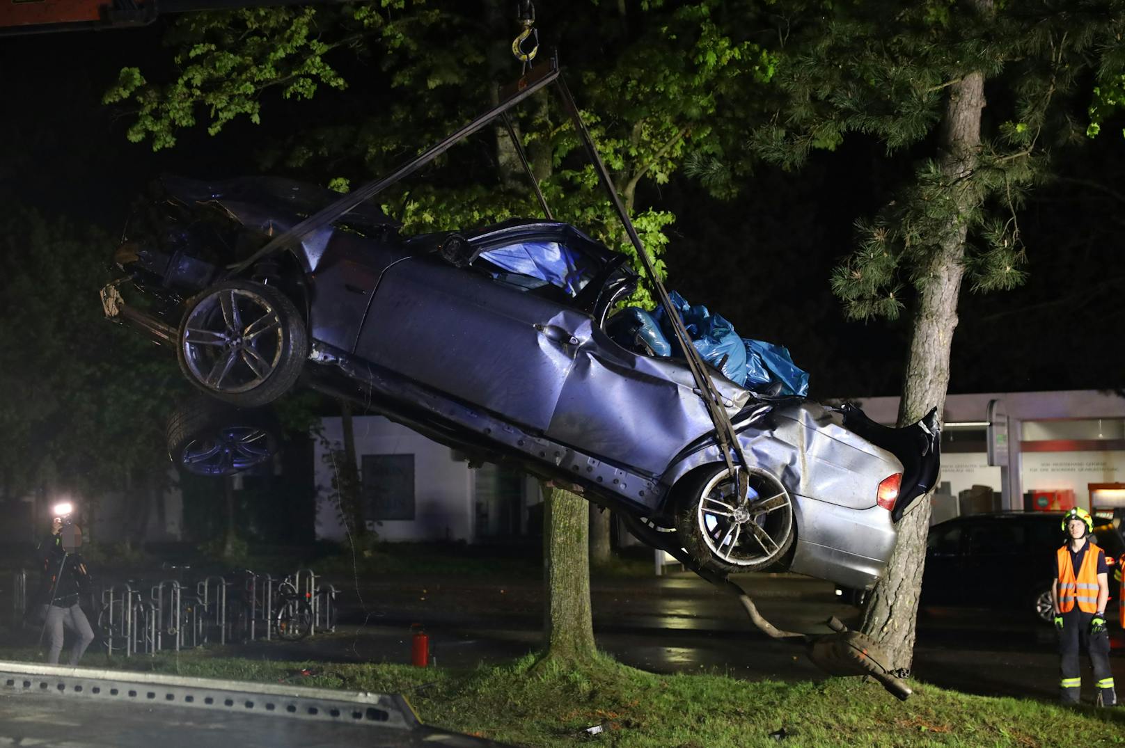 Ein schwerer Verkehrsunfall hat sich in der Nacht auf Samstag auf der B1 Wiener Straße bei Traun (Bezirk Linz-Land) ereignet. Ein Auto ist dabei gegen einen Baum und einen Oberleitungsmast gekracht.