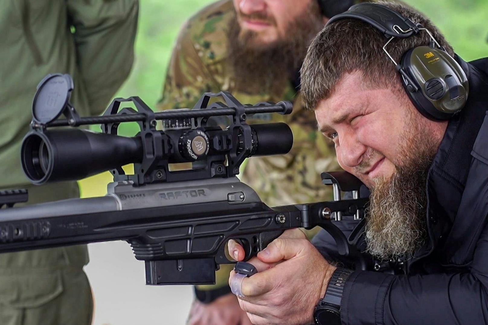 Ramsan Kadyrow springt scheinbar in die Bresche und will die Wagner-Lücke in Bachmut füllen. 