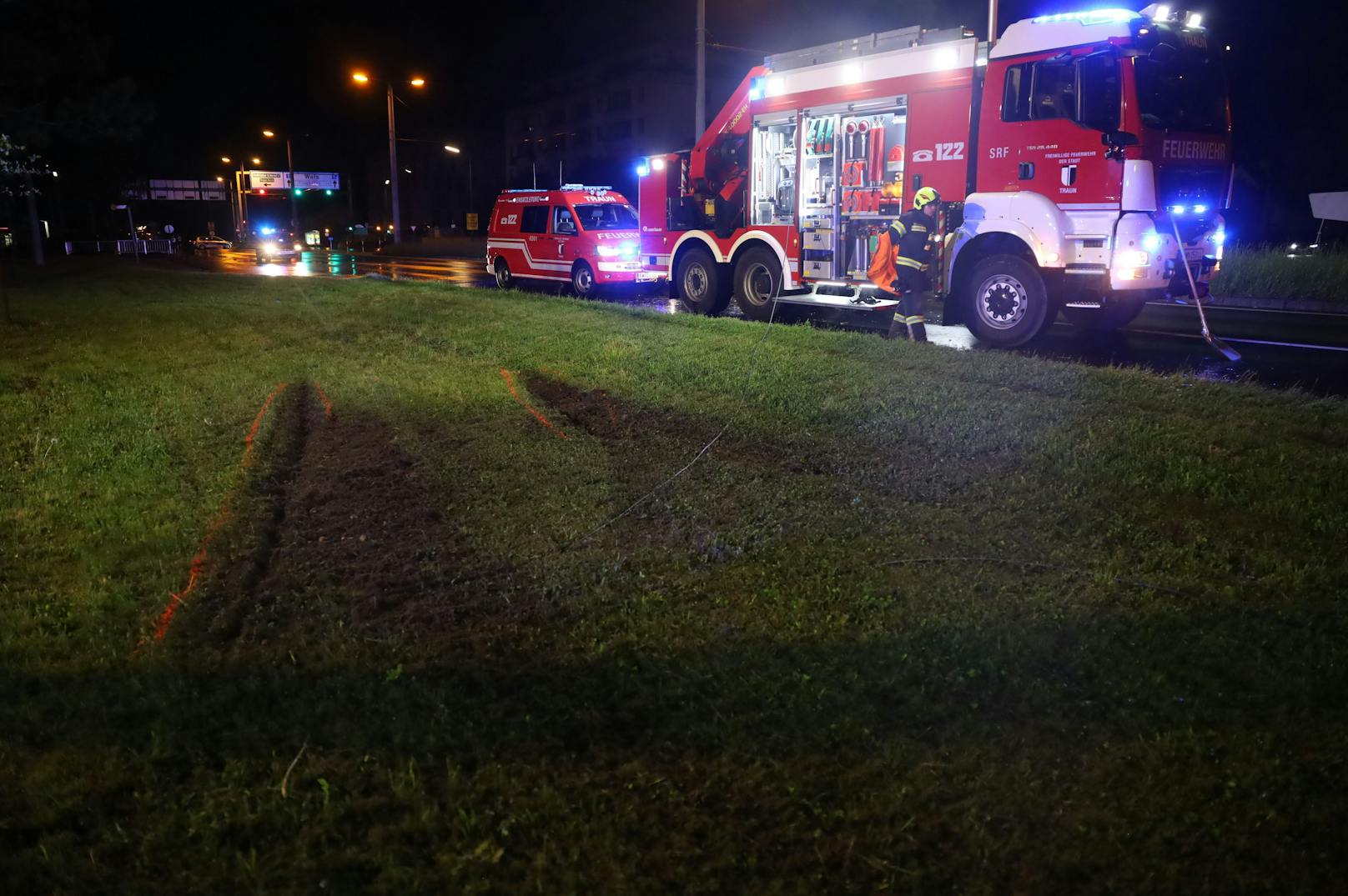 Ein schwerer Verkehrsunfall hat sich in der Nacht auf Samstag auf der B1 Wiener Straße bei Traun (Bezirk Linz-Land) ereignet. Ein Auto ist dabei gegen einen Baum und einen Oberleitungsmast gekracht.