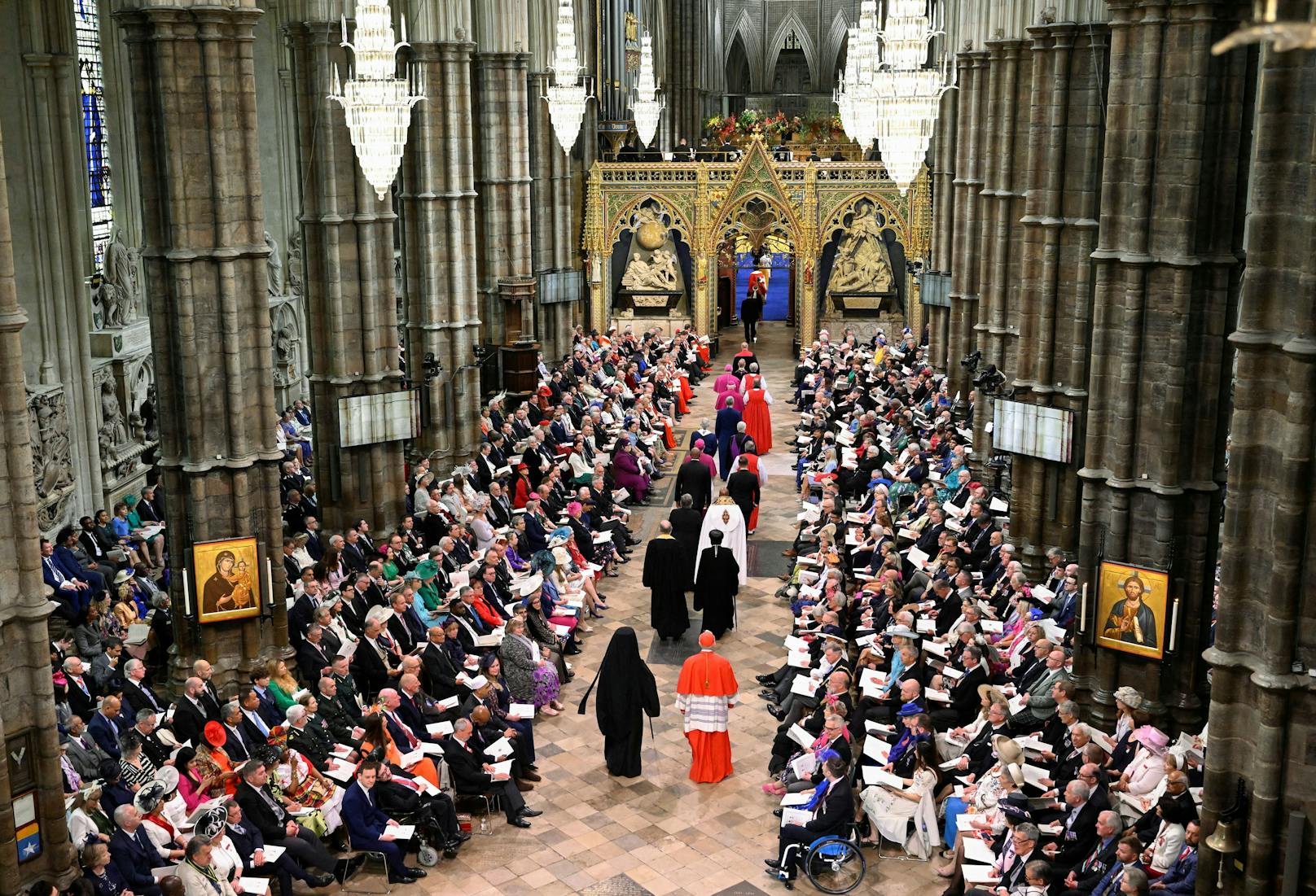 Die Reihen in der Westminster Abbey füllen sich. 