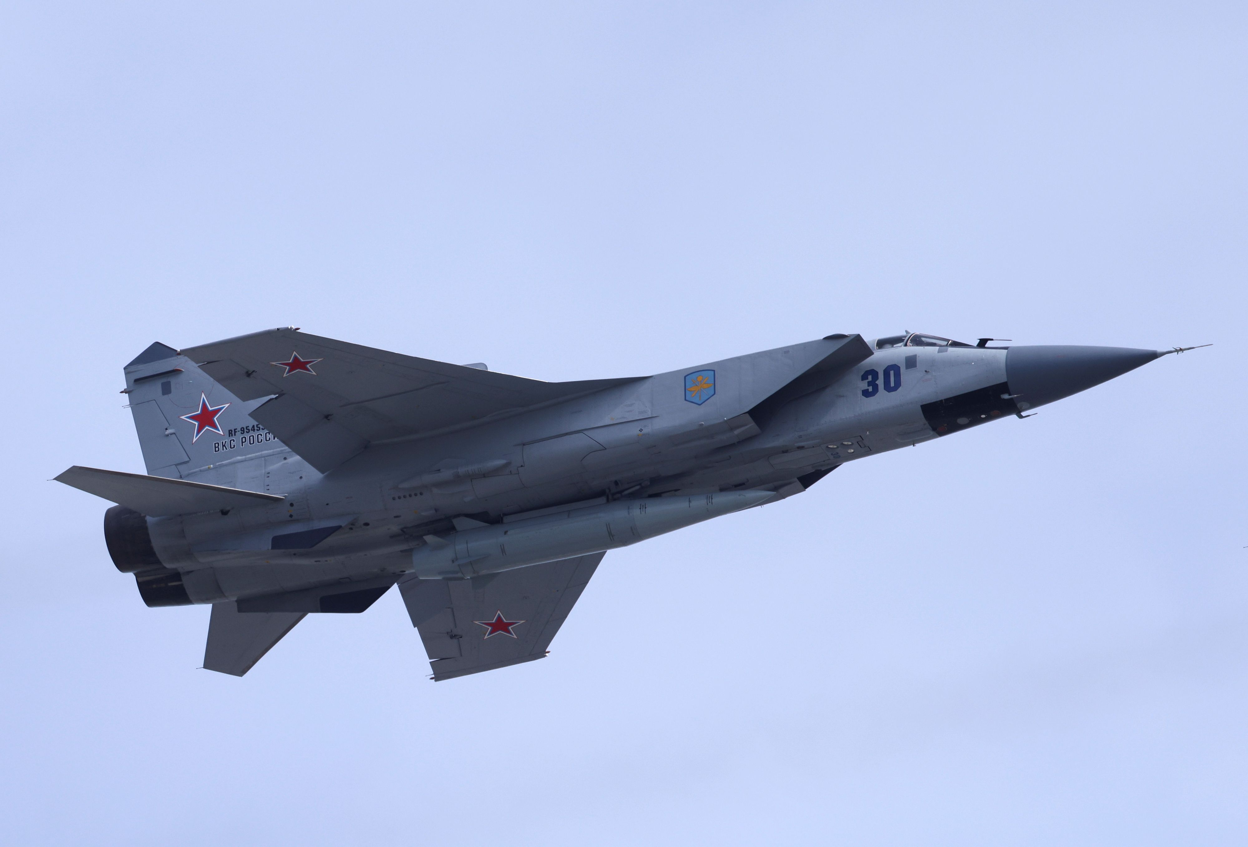 Ein russisches Mig31-Kampfjet, bewaffnet mit der "idealen Waffe", der Kinschal-Rakete, im Rahmen einer russischen Militärparade am 7. Mai 2022.
