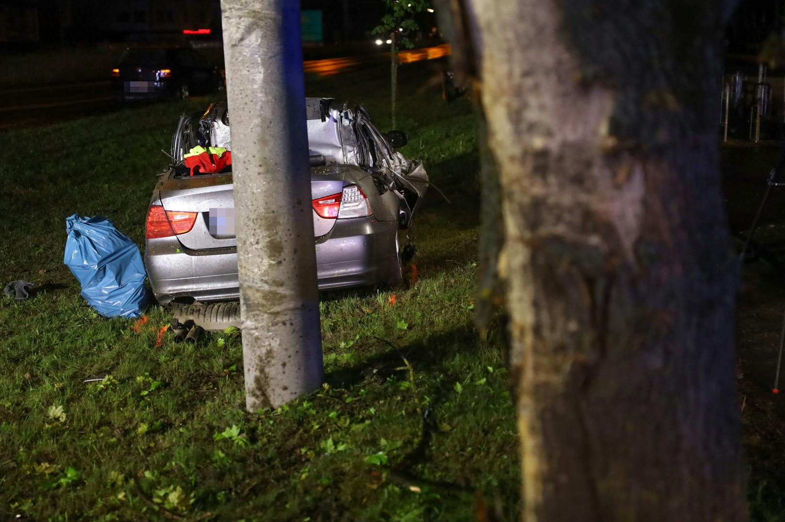 Ein schwerer Verkehrsunfall hat sich in der Nacht auf Samstag auf der B1 Wiener Straße bei Traun (Bezirk Linz-Land) ereignet. Ein Auto ist dabei gegen einen Baum und einen Oberleitungsmast gekracht.