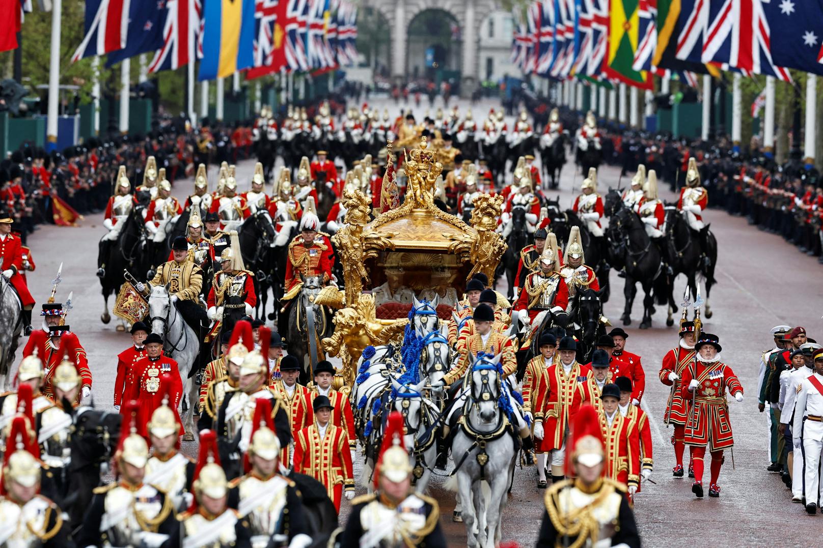 Die Prozession zurück zum Buckingham Palace. 