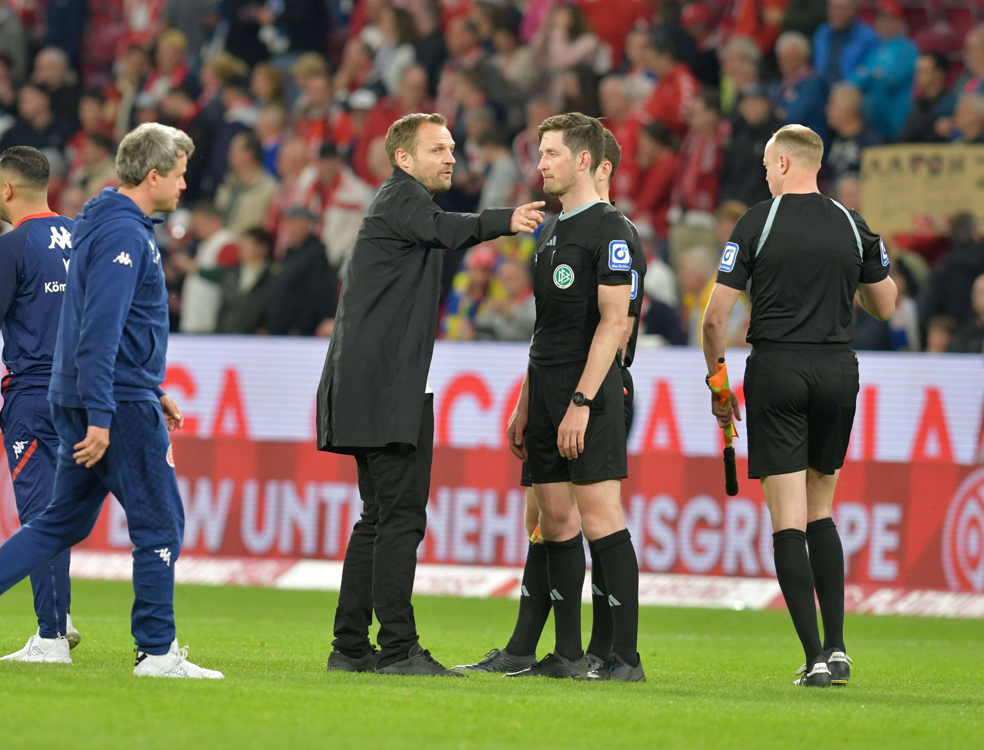 Mainz-Coach Bo Svensson diskuteirt mit Schiedsrichter Matthias Jöllenbeck. 