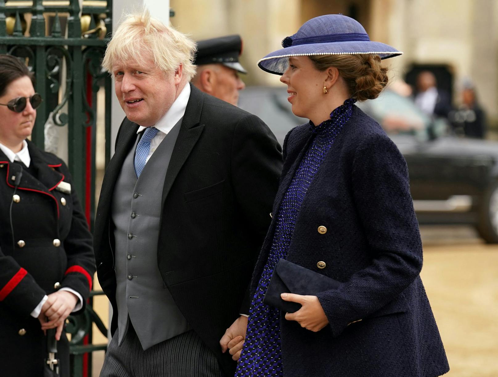 Der frühere britische Premier Boris Johnson und seine Frau Carrie beim Einzug in die Kathedrale. 