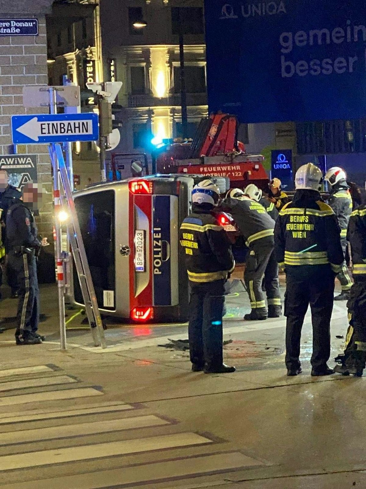 Die Feuerwehr entfernte den demolierte Polizei-Bus von der Unfallstelle.