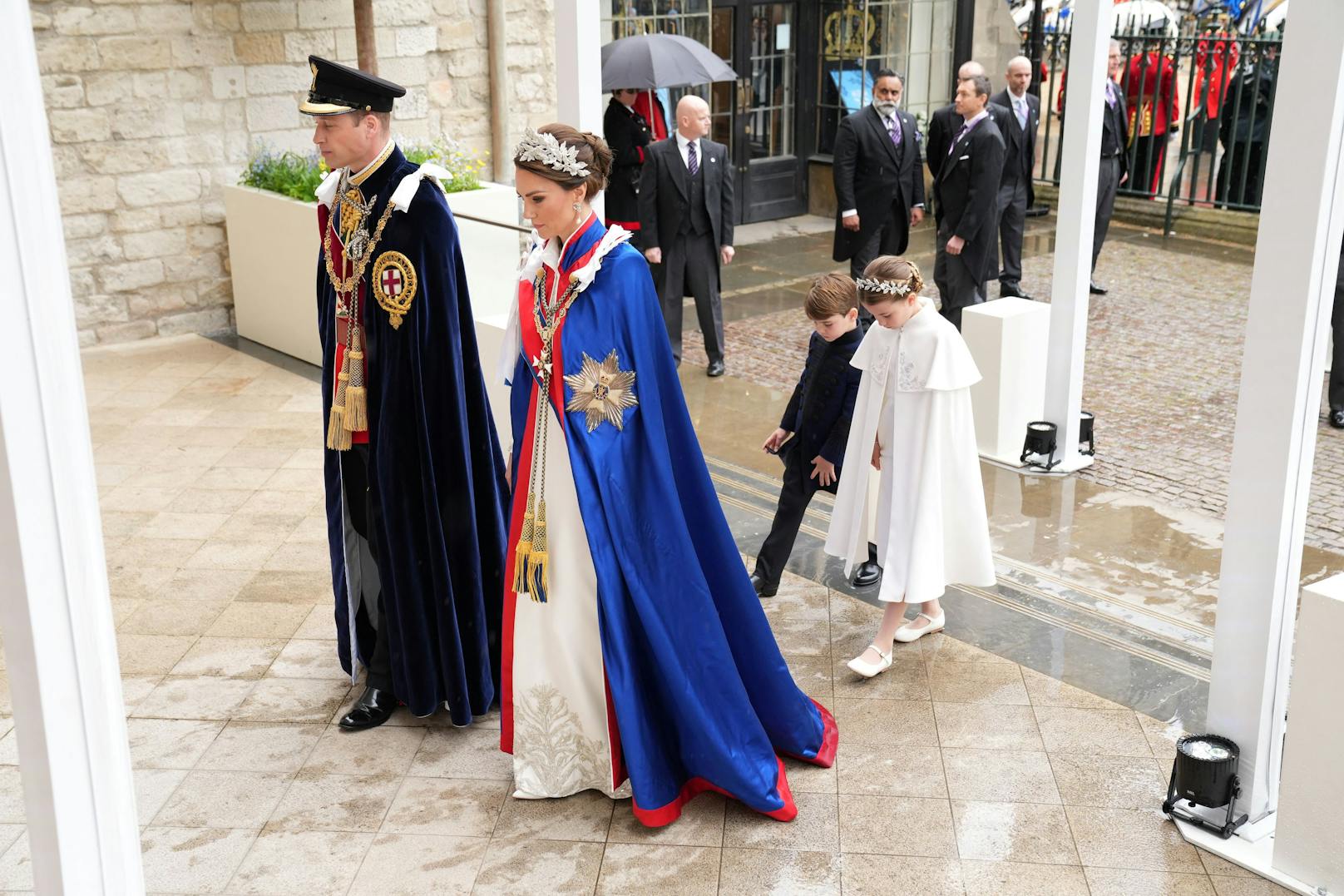 An erster Stelle der Thronfolge steht der Erstgeborene des neuen Königs, Prinz William, gefolgt von dessen ältestem Sohn Prinz George.