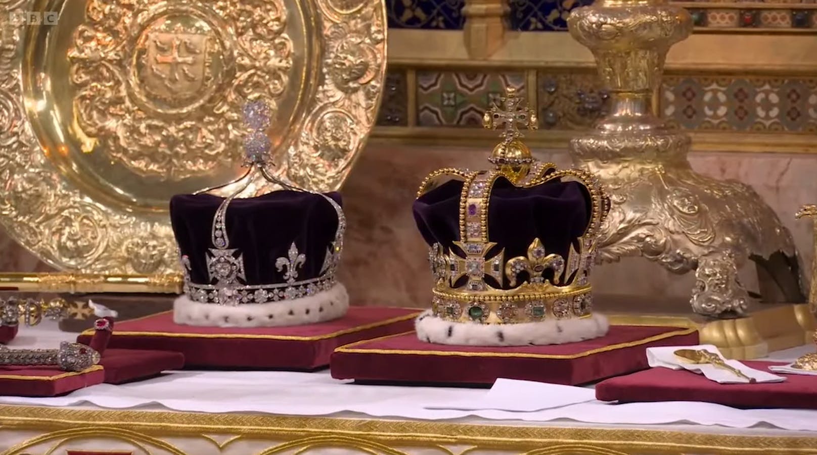 Die beiden Krönungskronen, links die Krone von Queen Mary, die für Camilla bestimmt ist und rechts die Edwardskrone von King Charles. 