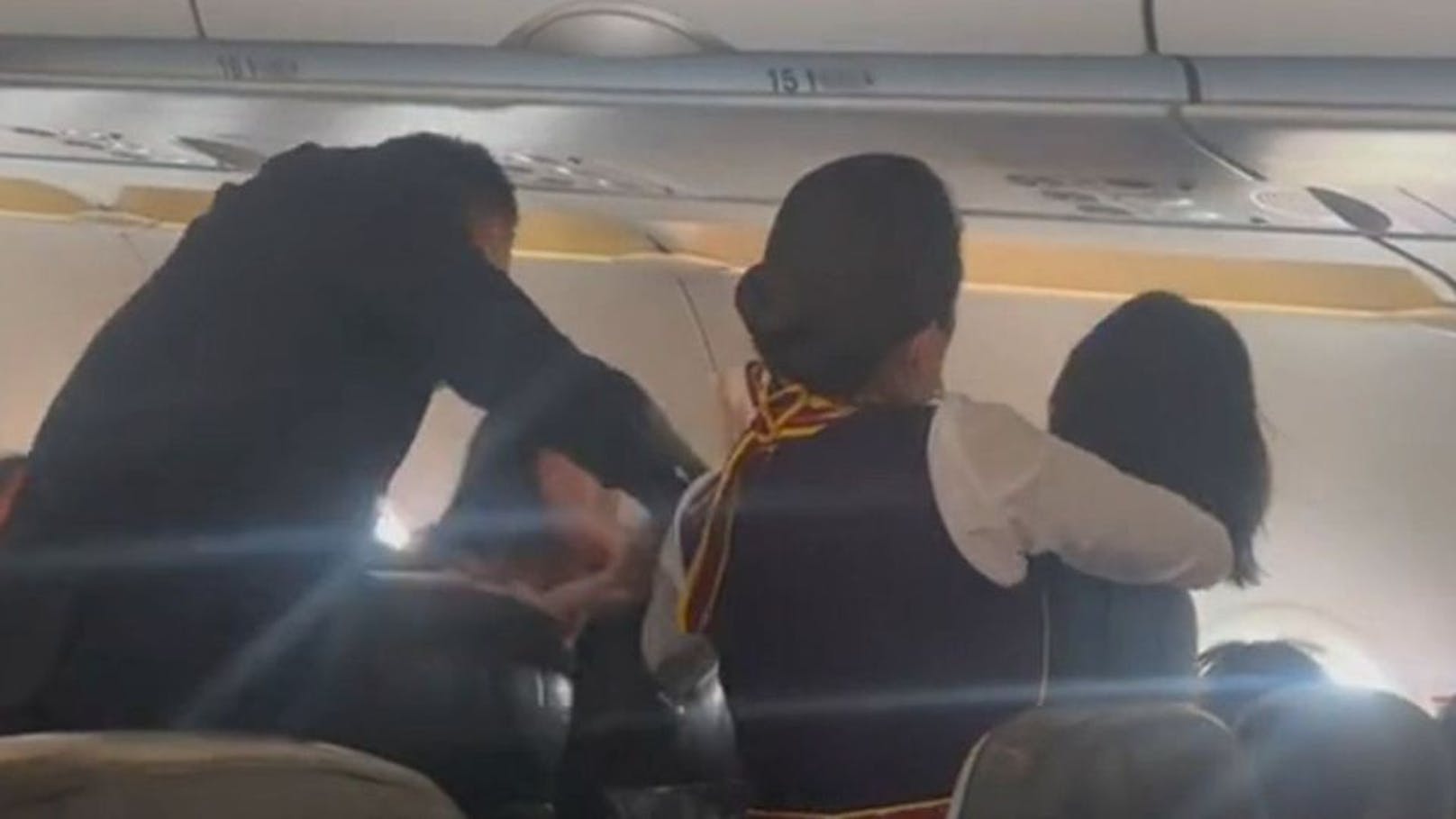 Zwei Frauen haben sich in einem Flieger in die Haare bekommen.