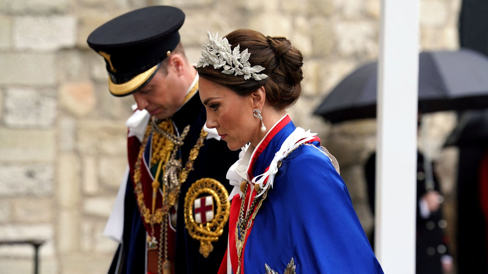 Auf ihrem Kleid für die Krönung am Samstag wurden vier Blumen für die vier Nationen - englische Rose, schottische Distel, walisische Osterglocke und irisches Kleeblatt - auf das Kleid gestickt.