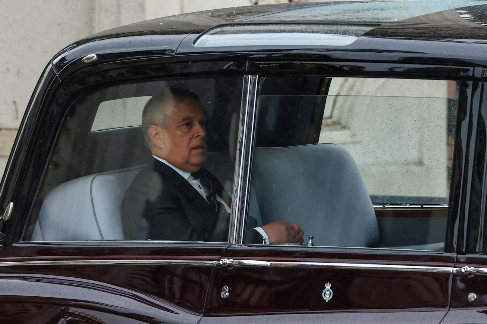 Der in Ungnade gefallene Prinz Andrew am Weg vom Buckingham Palace zur Westminster Abbey. 