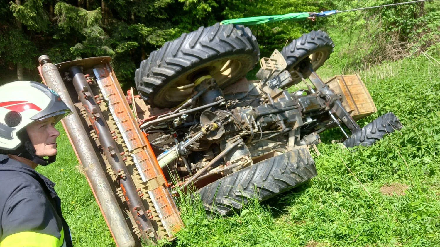 Der Arbeiter wurde aus dem Traktor geschleudert und dabei schwer verletzt.