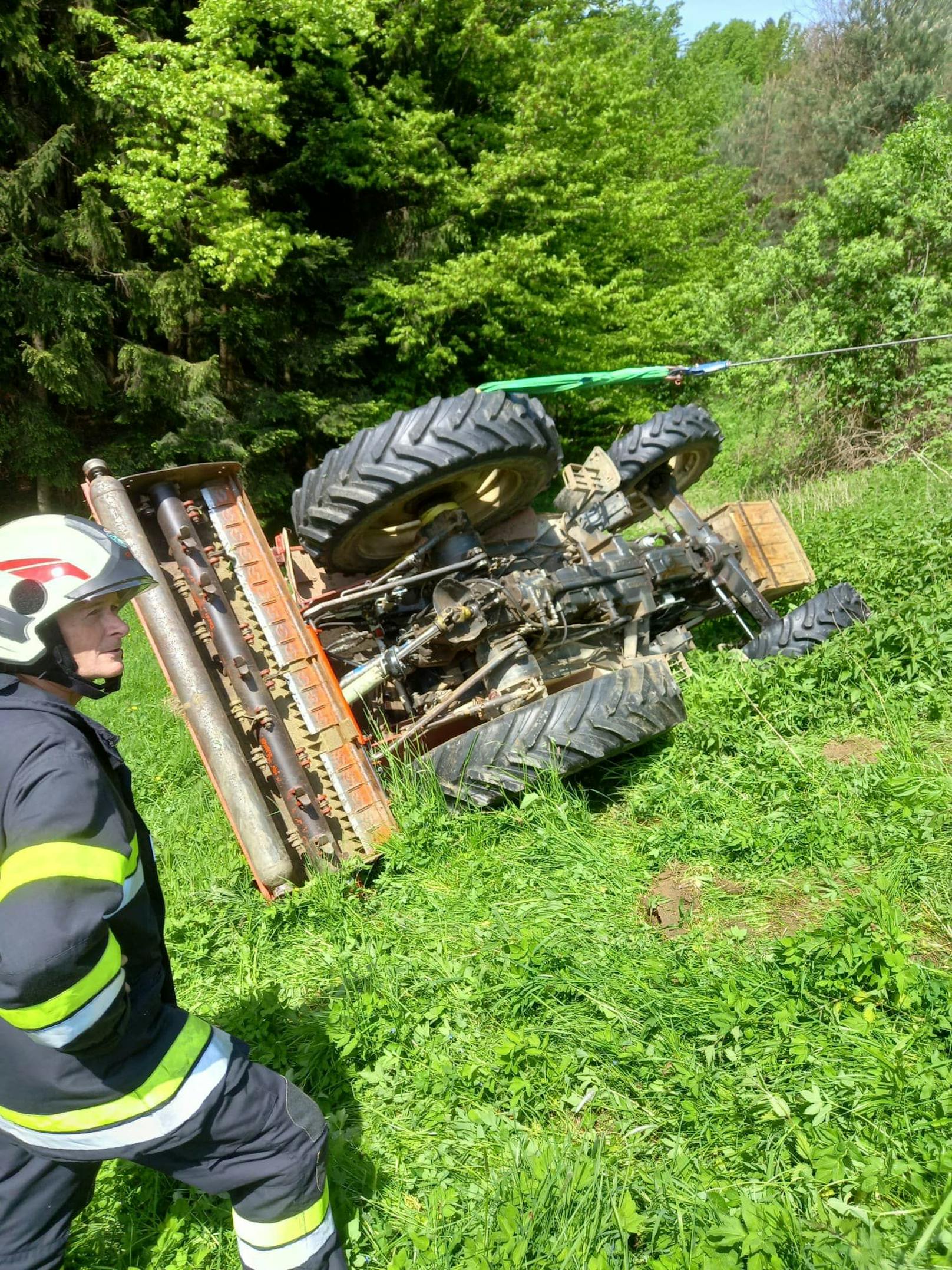 Mit Traktor überschlagen – 31-Jähriger schwer verletzt