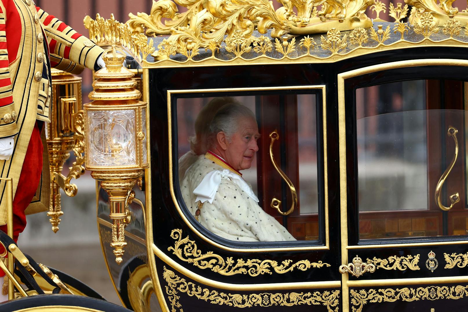 King Charles und Camilla auf der Prozession zur Westminster Abbey. 