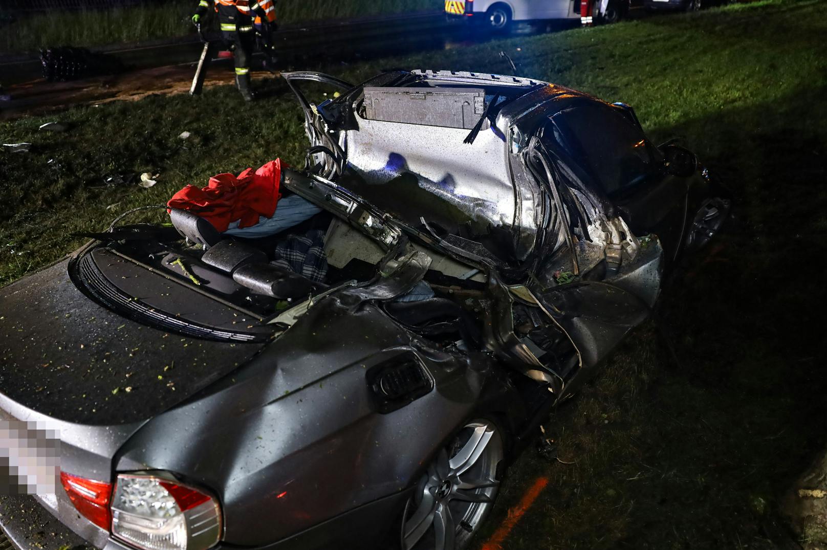 Ein schwerer Verkehrsunfall hat sich in der Nacht auf Samstag auf der B1 Wiener Straße bei Traun (Bezirk Linz-Land) ereignet. Ein Auto ist dabei gegen einen Baum und einen Oberleitungsmast gekracht.