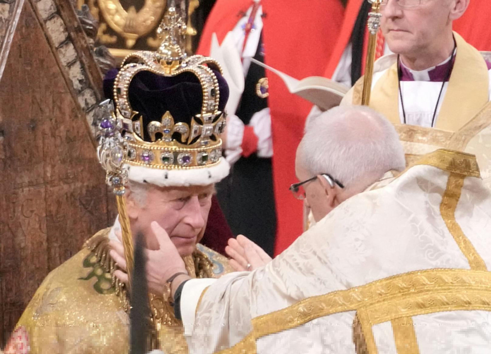 König Charles erhält die "St Edward's Crown".