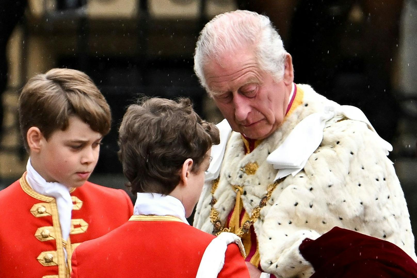 King Charles mit seinen Ehrenpagen, darunter auch sein Enkel Prinz George. 